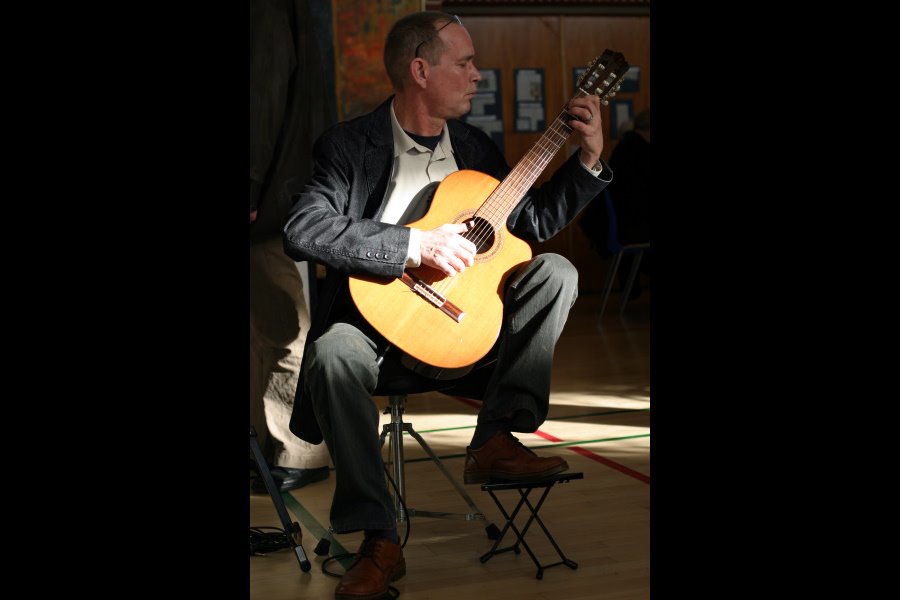 Kurt Kyed spiller guitar ved Amatørkunstnernes Forårsudstilling 2007