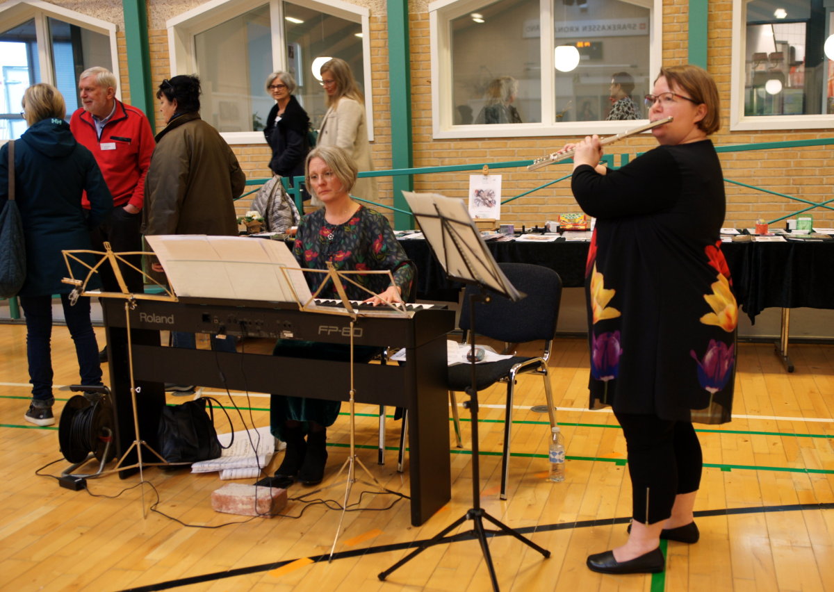 Lederen af Stoholm kirkes kor, Rita Rozko og Susanne Klausen underholder søndag eftermiddag med lettere klassiske musikstykker for klaver og fløjte.
