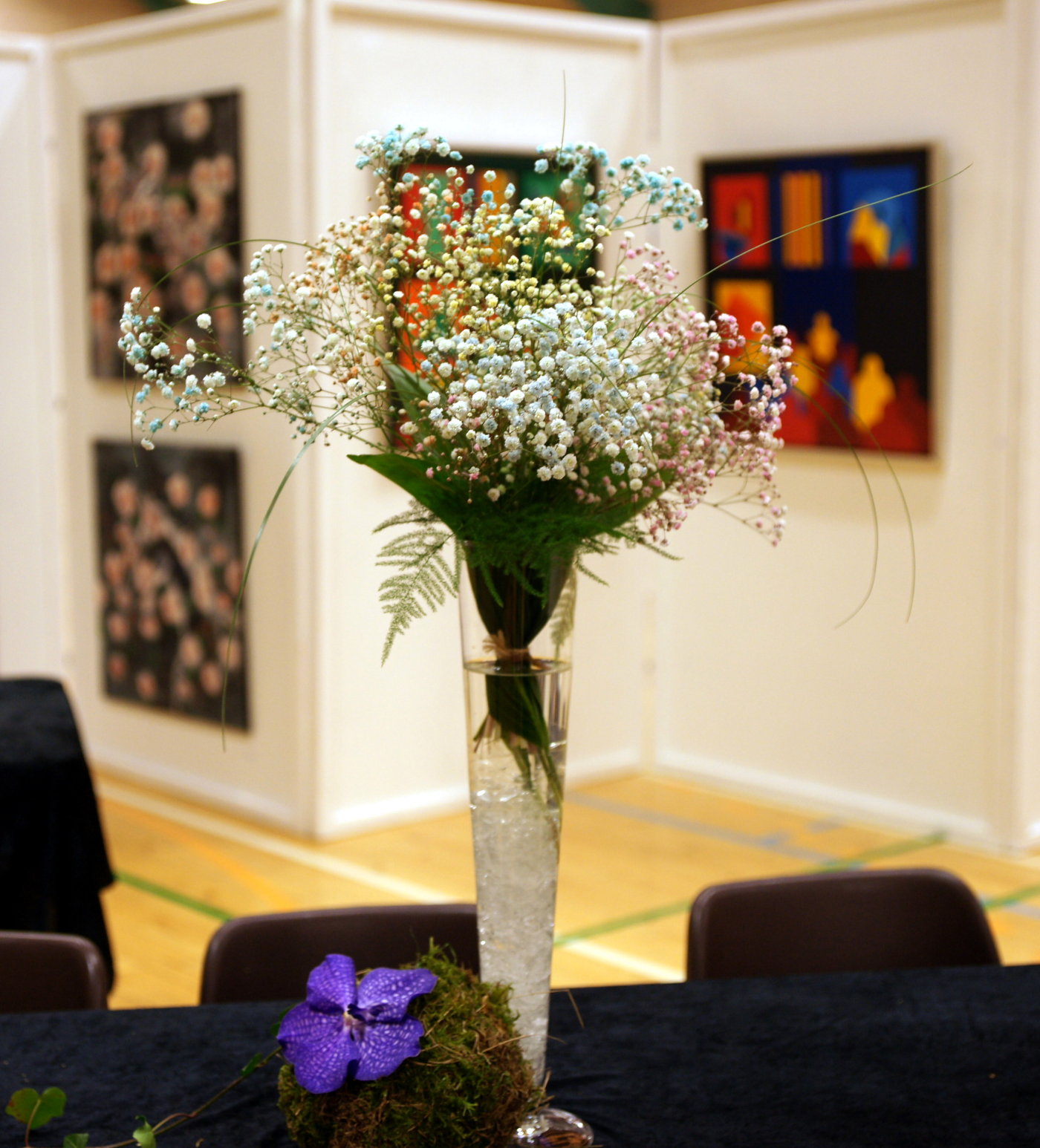 Billedet viser en af de blomsterdekorationer fra Kornblomsten i Stoholm, som var på alle bordene ved Forårsudstillingen i 2022