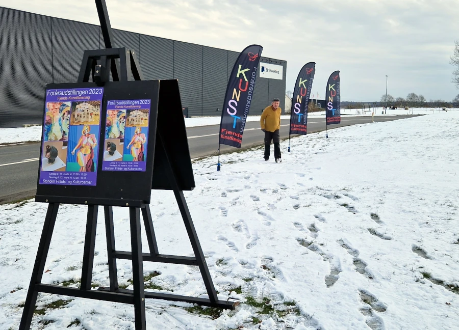 Beach flag og plakater bringes på plads af vor udsendte medarbejder Fredag den 10. marts 2023 - ligge før stormløbet til Forårsudstillingen 2023 Beach flag og plakater bringes på plads af vor udsendte medarbejder Fredag den 10. marts 2023 - ligge før stormløbet til Forårsudstillingen 2023