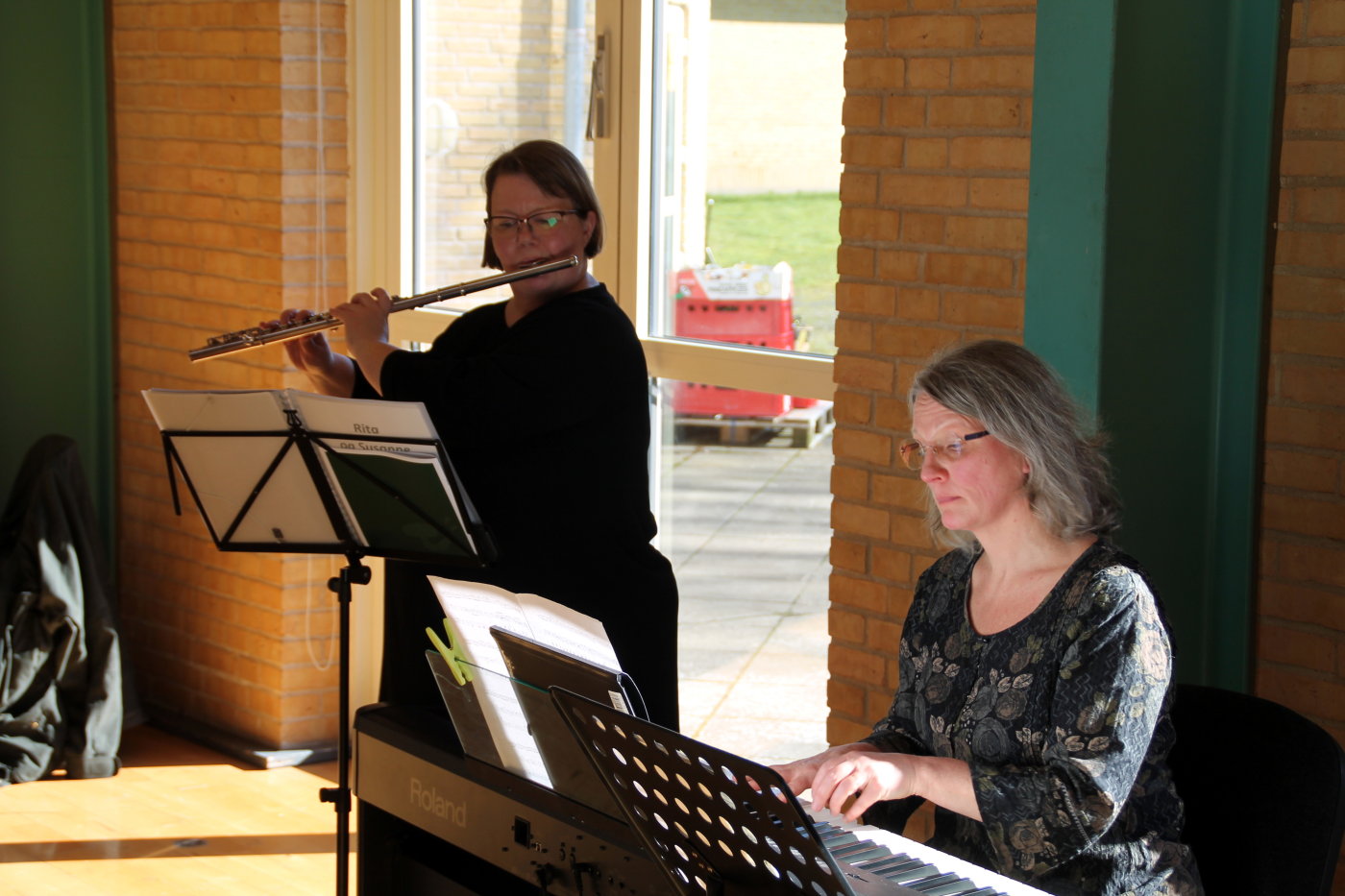Fotoet viser lederen af Stoholm kirkes kor, Rita Rozko og Susanne Klausen, der underholder søndag eftermiddag med lettere klassiske musikstykker for klaver og fløjte.