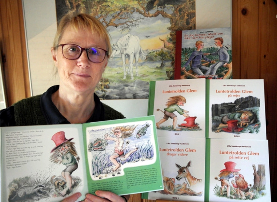 Ulla Sønderup-Andersen viser eksempler på sine børnebogsillustrationer