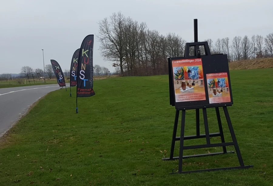 Beach flag staffelig og plakater er bragt i stilling. Fredag den 8. marts 2024 - ligge før stormløbet til Forårsudstillingen 2024 Beach flag og plakater er på plads. Fredag den 8. marts 2024 - ligge før stormløbet til Forårsudstillingen 2024