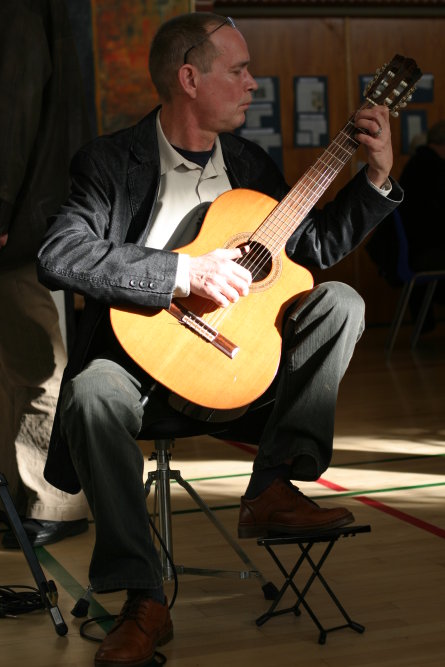 Kurt Kyed spiller guitar på Amatørkunstnernes Forårsudstilling 2007